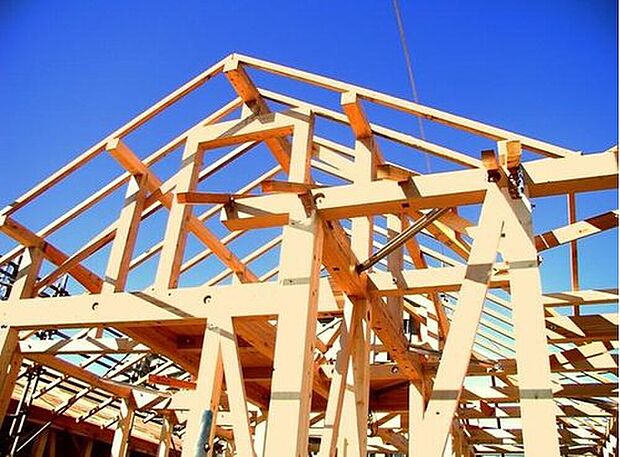 【日本の風土に調和する伝統的な「木造軸組工法」】常に呼吸し、気候の変化に合わせて微妙に伸縮する木材こそが、高温多湿な日本の気候風土に最適と確信し、木の家つくりにこだわっています。土台、柱、梁などの住宅の骨格を木の軸で造る工法で、1000年以上にわたり、改良・発達を繰り返してきました。