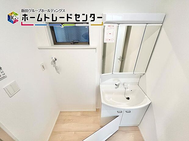 【洗面台・洗面所】毎日使うものだから清潔な空間を保ちたい水回り。洗面化粧台にはそんな願いを解消させてくれる収納アイデアが満載です。三面鏡の裏側にはキャビネットが現れ小物から背の高い物まで収納できます。