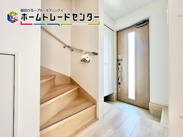 【玄関】ガラススリットの入った玄関扉は明るい光が入る大切な存在の一つ。