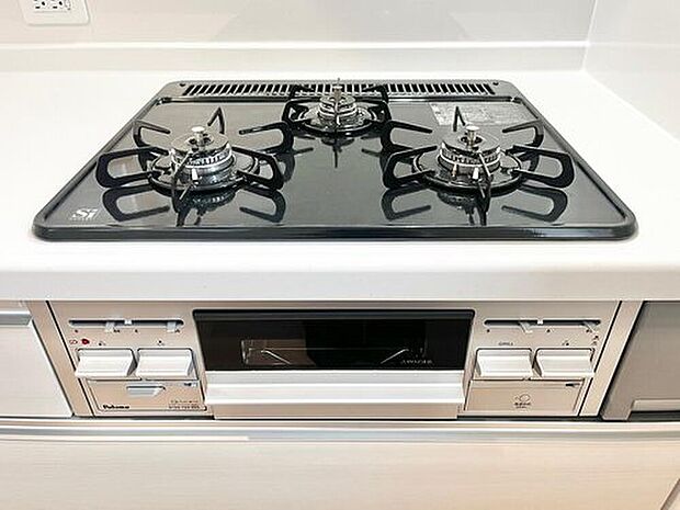 【【センサー付三口ガスコンロ】】センサー付き3口コンロは同時にお料理が出来てスピードも断然あがりますよ！安心のセンサー付きです！