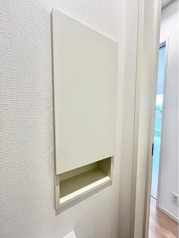 【【トイレ内壁面収納】】トイレ内の壁面に扉付き収納を設けているので見せたくないものも隠せて嬉しい収納の一つです♪