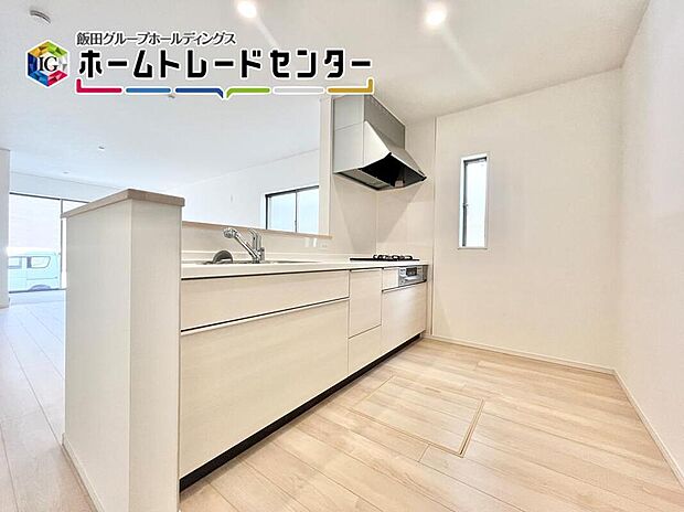 【キッチン】人気の対面キッチンは吊戸棚をなくして解放感を重視しました。リビングを見渡すことができて小さなお子様がいても安心ですよ。