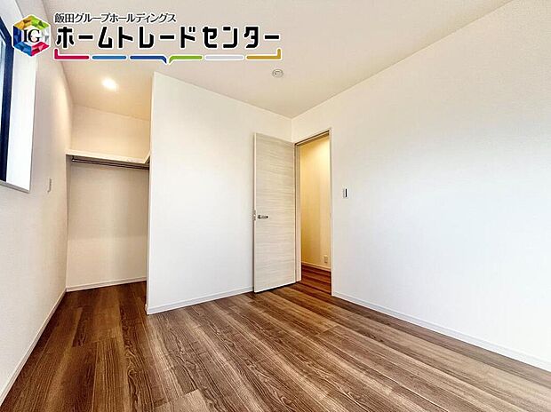 【リビング以外の居室】収納力豊富なウォークインクローゼットを設置。洋服や小物類など、目的に応じてすっきり美しい収納を実現します。
ちょっとしたところに嬉しい収納。日用品のストックや、防災備蓄品を入れるスペースとしてもぴった