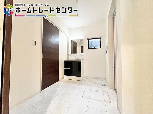 【洗面台・洗面所】通常より広くスペースをとった明るく清潔感溢れるサニタリースペース。毎日使う場所だからこそ、快適な空間となっております。