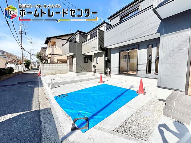 【現地外観写真】２台駐車可能なカースペースは、友達が来た時に誇らしげに停めてもらえる広さを確保。車だけでなく自転車や大型バイクも♪