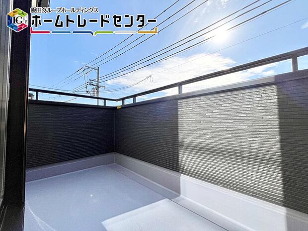 【バルコニー】南面バルコニーで日当たり良好♪奥行もあり洗濯もの干しもノンストレスです♪開放的な眺望が魅力なお住まいはリラックスした毎日を実現してくれるでしょう。