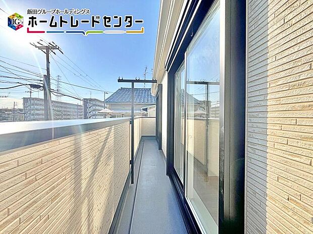 【バルコニー】家族のお布団もたくさん干すことが可能です。これで一日の最後は安眠ですね。