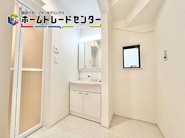 【洗面台・洗面所】毎日使うものだから清潔な空間を保ちたい水回り。洗面化粧台にはそんな願いを解消させてくれる収納アイデアが満載です。三面鏡の裏側にはキャビネットが現れ小物から背の高い物まで収納できます。