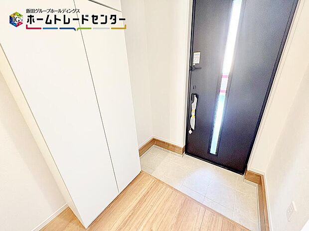 【玄関】ガラススリットの入った玄関扉は明るい光が入る大切な存在の一つ。