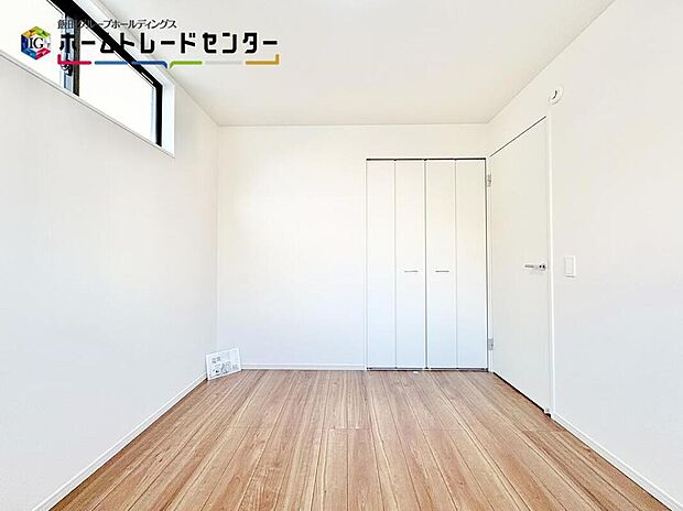 【リビング以外の居室】充分な広さの収納を備え、採光良好な洋室は、快適空間。プライベートの時間もゆったりお寛ぎ頂けそうです。