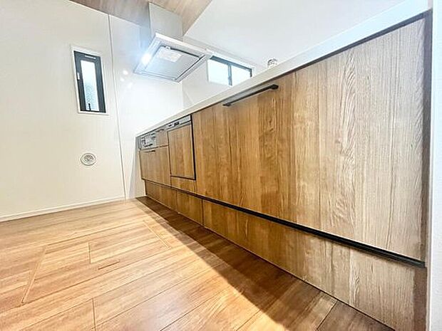 【【システムキッチン】】見栄えもよくお手入れもスムーズに出来ます。豊富な収納力もございますので、キッチンスペースをスッキリとお使い頂けそうです。