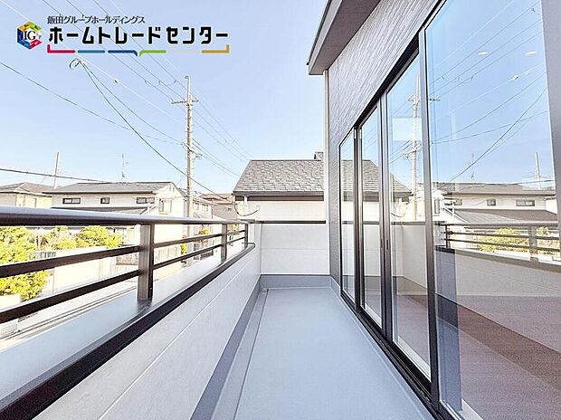 【バルコニー】出幅の広いバルコニーは洗濯をしていてもストレスフリー♪1号棟は洗面と同じ階にあるので洗濯物の持ち運びがラクラク♪