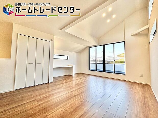 【リビング】ＬＤＫにはしっかりと収納を完備。休日の買い置き品のおまとめ買いでお安心♪また、掃除機などのリビング用品もしっかり収納可能！