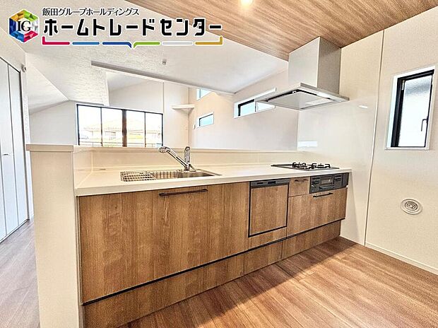 【キッチン】スライド収納のシステムキッチンは食洗器付き♪共働きのお母さんのお役にたつこと間違いなし♪