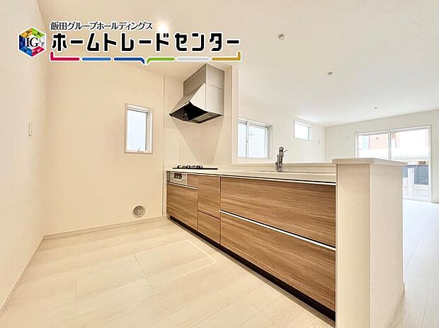 【キッチン】人気の対面キッチンは吊戸棚をなくして解放感を重視しました。リビングを見渡すことができて小さなお子様がいても安心ですよ。