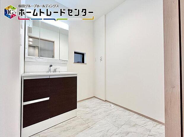 【洗面】リビングとつながる洗面室はお洗濯や小さな子供さんのお風呂を入れてあげるのにも便利♪家事動線が考えられた間取り♪