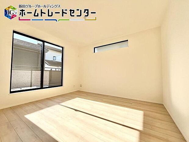 【リビング以外の居室】南面に配置しているバルコニーが洋室内にあり、お子様も日中には気持ちよくお昼寝ができますね。