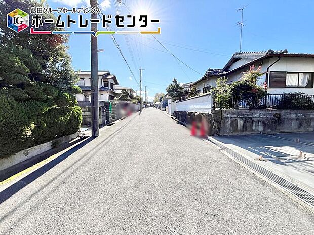 【前面道路含む現地写真】道路幅は約６．３ｍあるので、運転が苦手な方でも楽々駐車できます♪電柱から建物まで距離があるのは、防犯面でも良いポイントです。