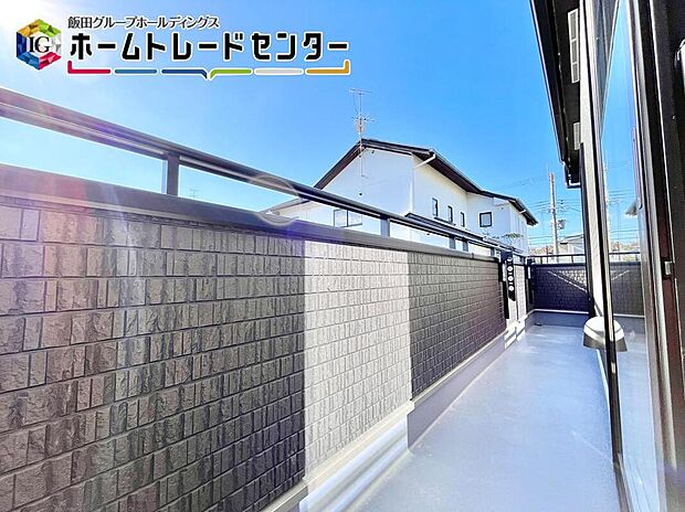 【【バルコニー】】南面バルコニーで日当たり良好♪広々としたバルコニーはシーツなど大きな洗濯物も干せます。