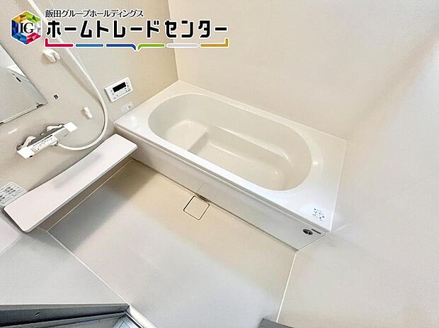 【【バスルーム】】半身浴が出来るタイプの浴槽は節水にもなります！子供さんを座らせてあげるのもいいですよ！