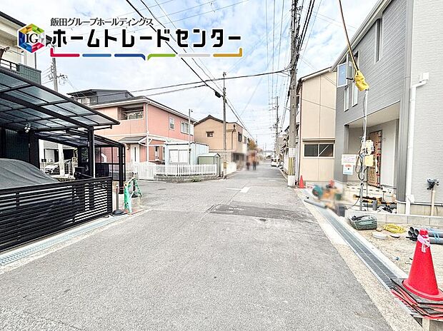 【【外観写真】】前面道路は約５．３mあるので駐車もラクラクです！苦手な方でも安心して駐車できます！