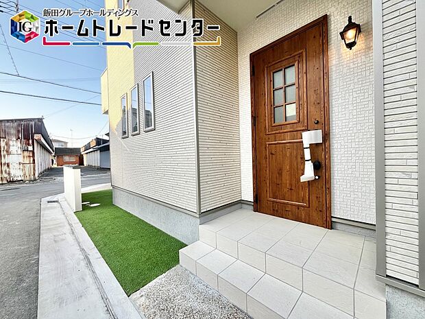 【玄関まわり】ガラスの入った玄関扉は高級感あり♪