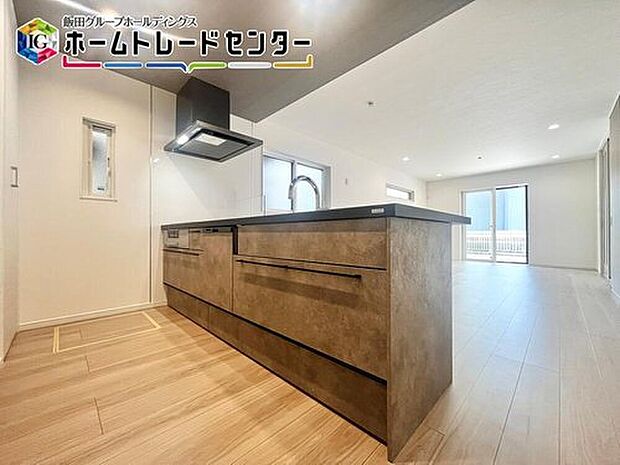 【キッチン】食洗機付きのオープンキッチンは天板もグレーで大人キッチンを採用♪レンジフードもスマートでおしゃれ♪