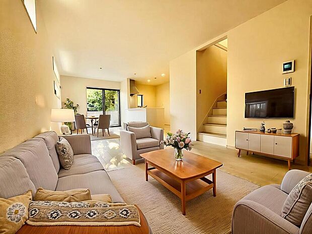 【リビング】【バーチャルにて家具配置♪】
LDKは約１８帖の広さ！裏側の遊歩道が隣接していて日当たり良好♪ダイニングとソファもしっかり配置出来て理想の形♪