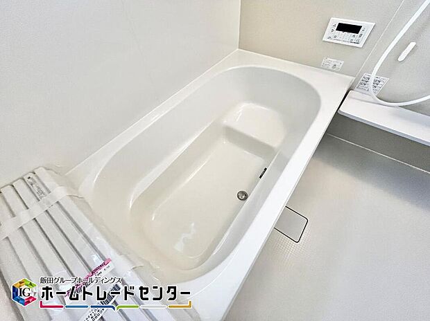 【浴室】浴槽は半身浴が出来るようにバスタブ内にベンチ付き♪小さな子供さんも座らせてあげて一緒にゆっくりつかれます♪