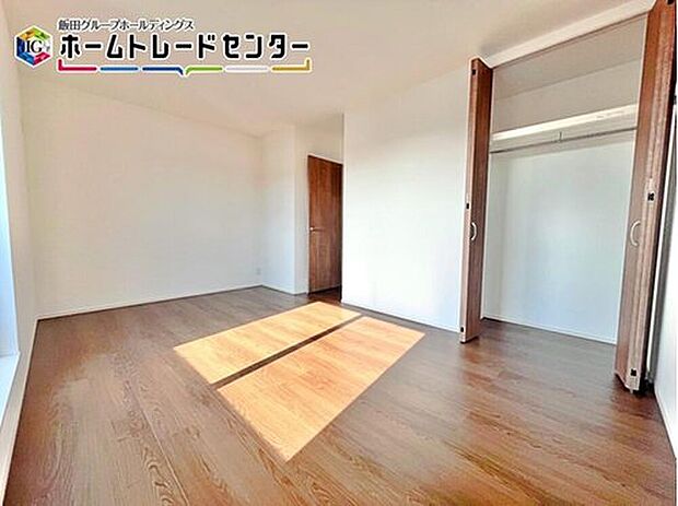 【リビング以外の居室】充分な広さの収納を備え、採光良好な洋室は、快適空間。プライベートの時間もゆったりお寛ぎ頂けそうです。