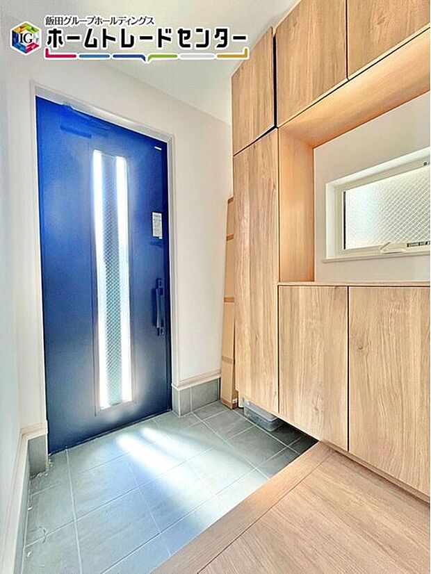 【玄関】玄関扉に明かりとり用のスリットが入っているので扉が閉まった状態でも明かりが入り気持ちいいですよ!