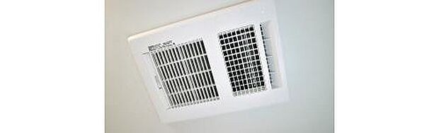 【浴室乾燥機】入浴後の水滴や湿気を排出し、カビの発生や臭いを抑制する暖房換気乾燥機。雨の日の洗濯物にも効果的です。