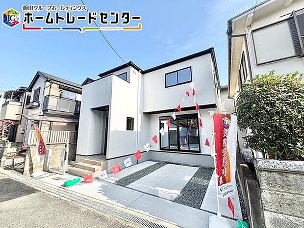 【現地外観写真】２台駐車可能なカースペースは、友達が来た時に誇らしげに停めてもらえる広さを確保。車だけでなく自転車や大型バイクも♪