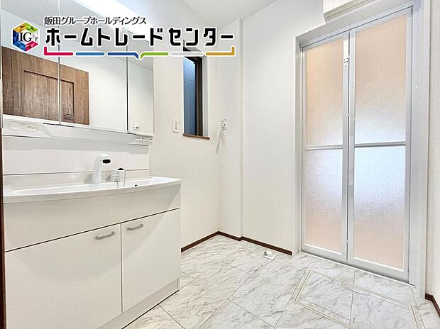 【洗面台・洗面所】毎日使うものだから清潔な空間を保ちたい水回り。洗面化粧台にはそんな願いを解消させてくれる収納アイデアが満載です。三面鏡の裏側にはキャビネットが現れ小物から背の高い物まで収納できます。