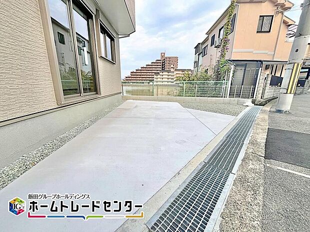 【駐車場】道路幅は約6mあるので、運転が苦手な方でも楽々駐車できます♪電柱から建物まで距離があるのは、防犯面でも良いポイントです。