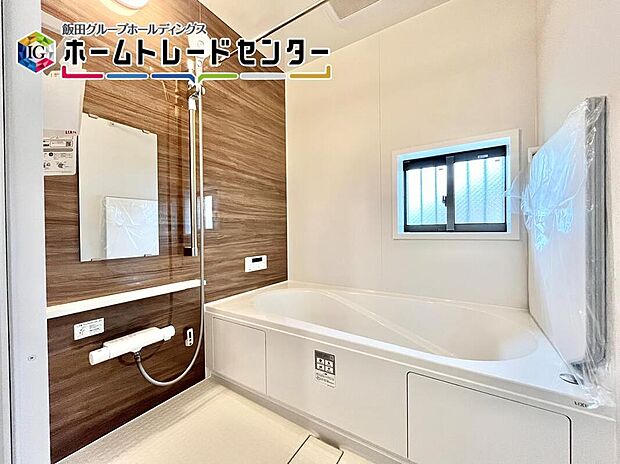 【浴室】一日の疲れを癒してくれるバスルームはゆったりと浴槽に入り半身浴をしながら読書を楽しんだりお子様と一緒に入浴したりと寛げる空間です。お気に入りの入浴剤を使用してリラックス空間♪