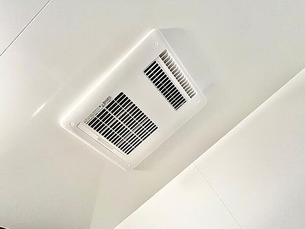 【【浴室暖房乾燥機】】雨の日や冬場のお洗濯に嬉しい装備。洗濯物を乾かすだけでなく、入浴後に換気機能で湿気を排出できるためカビの防止にもなります。