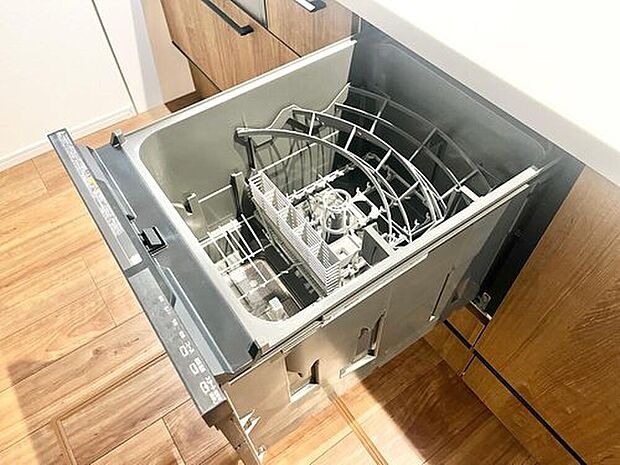 【【食器洗浄乾燥機】】忙しい奥様の味方、後片付けもラクラクなビルトイン食洗機付き。洗い終わった食器の水切りや乾燥としても便利です。