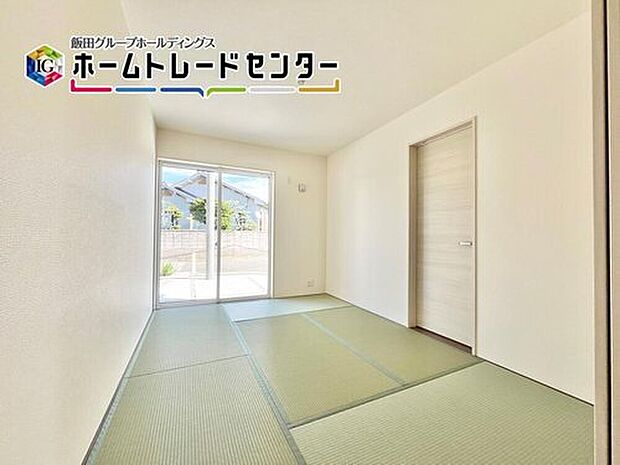 【リビング以外の居室】1部屋はあったら嬉しい畳スペース。赤ちゃんを寝かせたり、ご両親さんのお泊り部屋だったりジャングルジムを置いたりと用途は多数♪