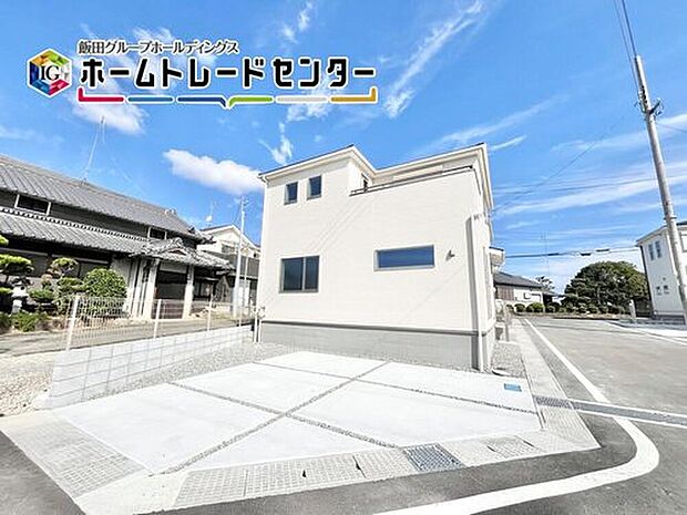 【現地外観写真】2台駐車可能なカースペースは、友達が来た時に誇らしげに停めてもらえる広さを確保。車だけでなく自転車や大型バイクも♪