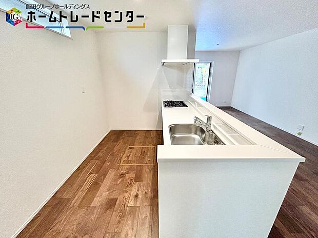 【キッチン】オープンカウンターの対面キッチンは、家事をしがらでも１日の出来事を家族とお話できるのもメリットで人気の間取りの一つです。