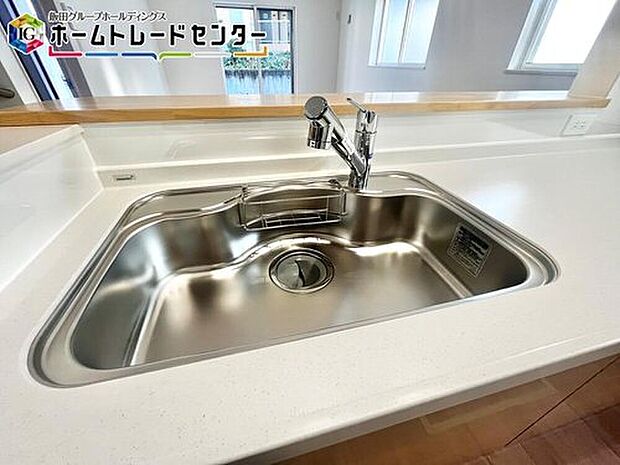 【浄水器内蔵型ハンドシャワー】カートリッジ式の場所を取らない浄水器付の水栓です。ハンドル中央位置のクリック感で、水と湯をきちんと使い分けられます。給湯器のムダな使用を防いで節湯し、ガスの消費を従来の約４割抑制できます。
