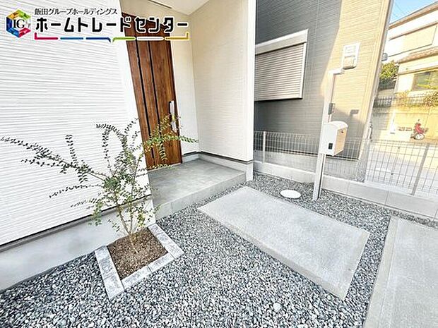 【玄関】南向きの明るい住戸と、南側にお庭のついた広々住戸。どちらがお好みですか。現地にて詳しくご説明致しますのでお気軽にお問合せくださいね。