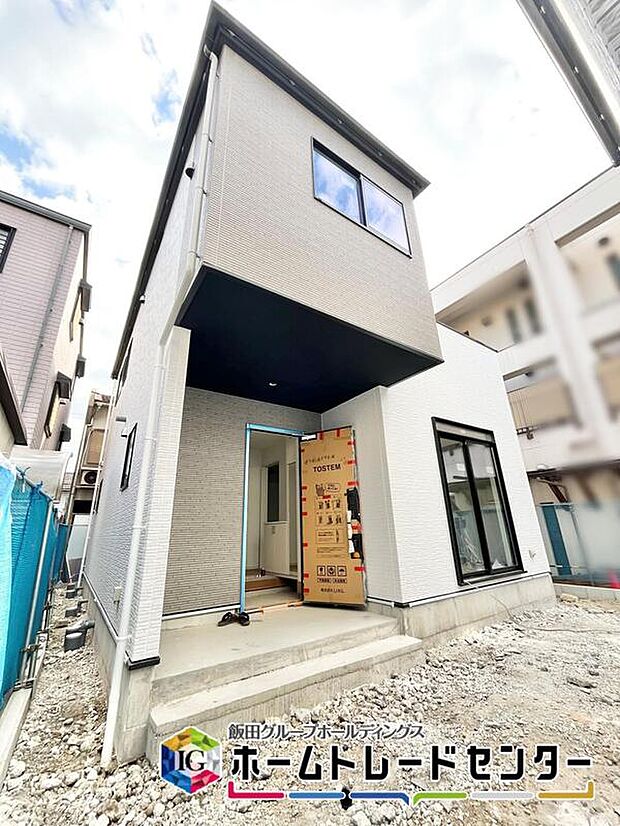 【現地外観写真】LDK約２０帖の広さでソファやダイニングもゆとりで配置可能♪２階は各室振り分け式でプライベート感もあり♪