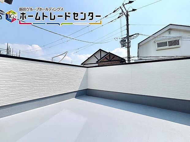 【バルコニー】ワイドバルコニー設置で、家族のお布団もたくさん干すことが可能。これで一日の最後は安眠ですね。