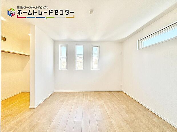 【リビング以外の居室】主寝室約７．５帖の正方形タイプだから大きなベッドも配置可能♪