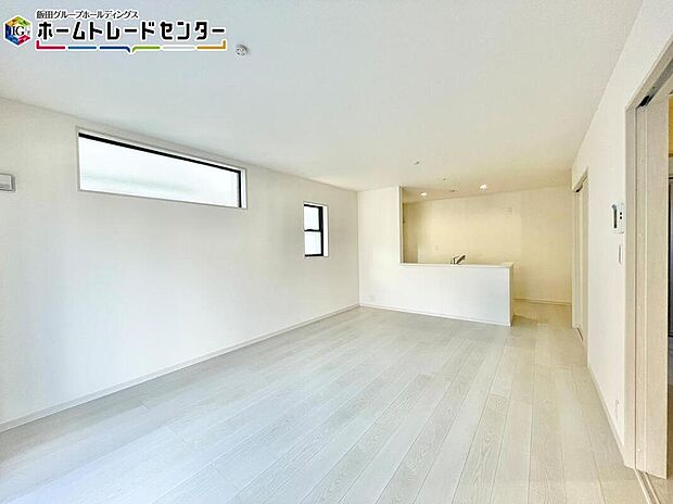 【リビング】縦長で奥行のあるリビングは家具の配置もゆとりをもつことができます。憧れのソファを配置してくださいね。