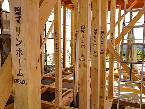 【【剛床】】地震などの横揺れの力を壁に逃がすことで、建物を面で支える「ネダレス工法」を採用!耐震性を大幅にアップさせています!地震や台風時に発生する「水平力(横揺れ)への強さ」がアップ!一般在来工法の「2.5倍の床剛性」!従来工法と比較して「耐火性がアップ」!ピアノなどの「重量家具も安心して設置可」!です