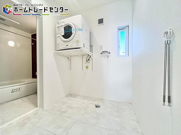 【ランドリールーム】今人気の洗面室とランドリールームを分けたプランです♪室内物干しもついていて雨の日も安心です♪