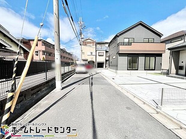 【前面道路含む現地写真】C号棟とD号棟前の道路です。
カースペースが2台分ございますので、家族分の自転車を駐輪したり、急な来客用の駐車スペースとしてもお使いいただけます。